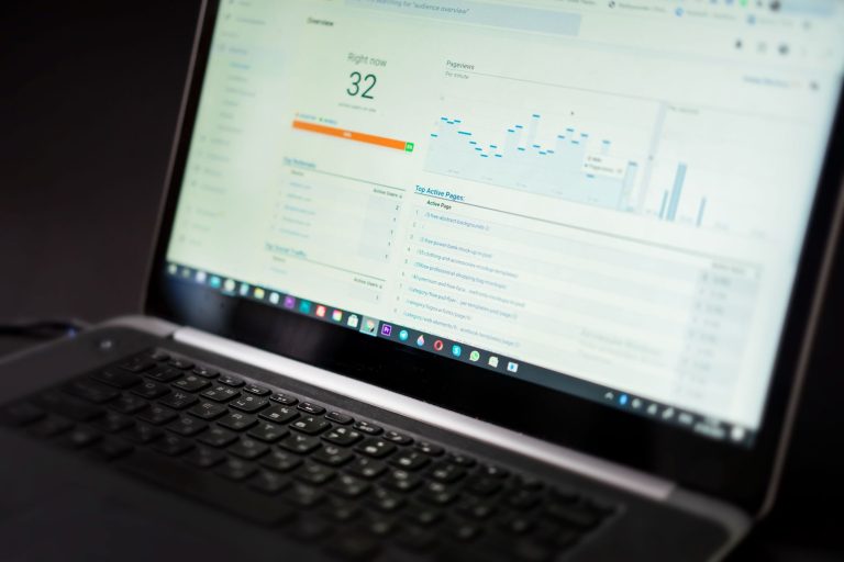 Laptopscherm met grafieken en bezoekcijfers van een website