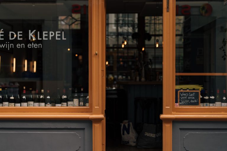 Verlichte gevel van een horecazaak in een Nederlandse straat