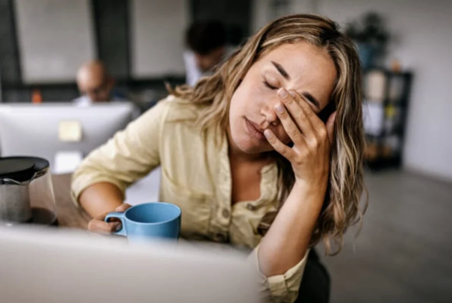 Ondernemer met haar hoofd in haar hand achter een laptop