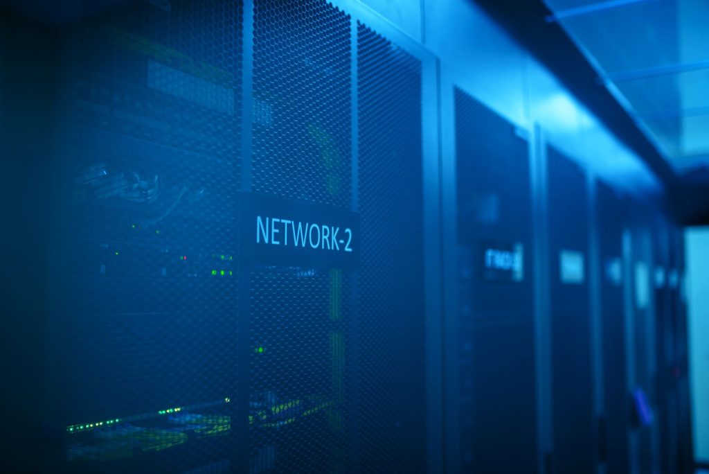 Serverruimte met netwerkapparatuur in blauw licht